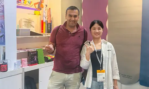 Коврики для йоги становятся в центре внимания, а новая тенденция в области здорового образа жизни набирает популярность.