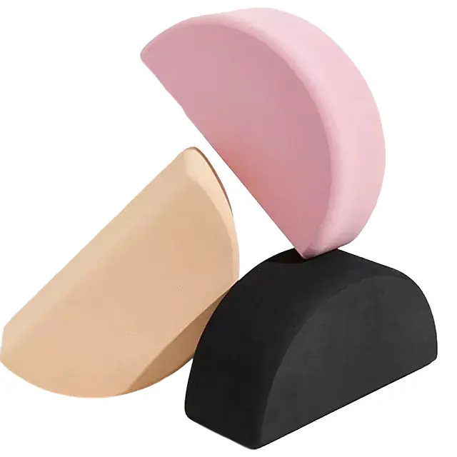 Блок для йоги в форме полумесяца